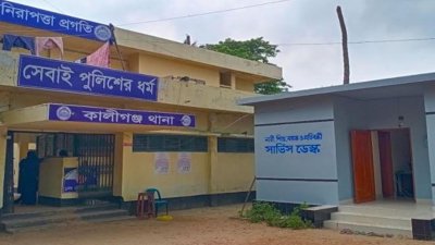 খবর পেয়ে লাশ উদ্ধার করে মর্গে পাঠিয়েছে কালীগঞ্জ থানা পুলিশ