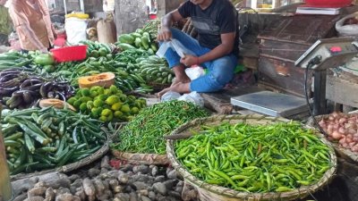 নীলফামারীর কাঁচা বাজারে কাঁচা মরিচ