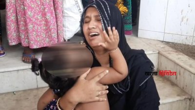 কাঁদছেন বিপ্লব মৃধার স্ত্রী লাবণ্য বেগম