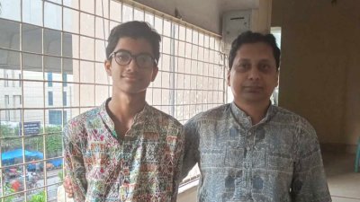 শিরোপা জয়ের পর গ্র্যান্ডমাস্টার রাজিবের সঙ্গে নীড় (বাঁয়ে)