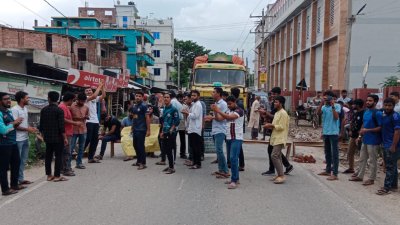 বিশ্ববিদ্যালয়ের প্রধান ফটকের সামনে যশোর-চৌগাছা স্বাধীনতা সড়ক অবরোধ করেন শিক্ষার্থীরা