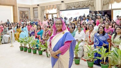 যুব মহিলা লীগের নেতাকর্মীদের সঙ্গে আওয়ামী লীগ সভাপতি ও প্রধানমন্ত্রী শেখ হাসিনা (ছবি: ফোকাস বাংলা)