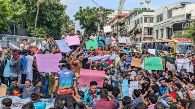 সায়েন্স ল্যাবরেটরি মোড়ে কোটাবিরোধী আন্দোলনকারীদের অবস্থান (ছবি: সাজ্জাদ হোসেন)