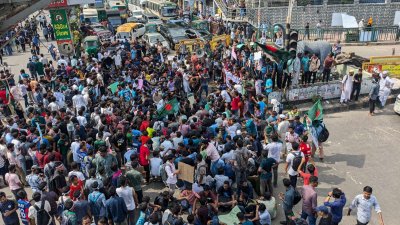 কোটাবিরোধী আন্দোলনকারীরা রাজধানীর গুরুত্বপূর্ণ মোড়গুলোয় যান চলাচল বন্ধ করে দিয়েছেন। ছবি: সাজ্জাদ হোসেন