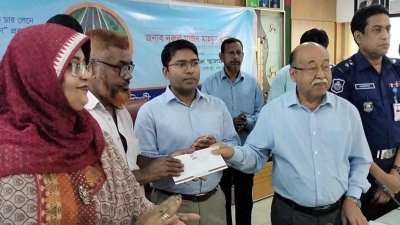 বিভিন্ন রোগে আক্রান্ত রোগীদের মাঝে এককালীন আর্থিক অনুদানের চেক বিতরণ করেন শিল্পমন্ত্রী নূরুল মজিদ মাহমুদ হুমায়ূন
