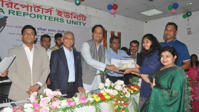 কৃতী শিক্ষার্থীদের সংবর্ধনা অনুষ্ঠানে শিক্ষামন্ত্রী