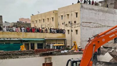 ভারতের সুরাটে ভবন ধসে নিহত ৭। ছবি: এনডিটিভি