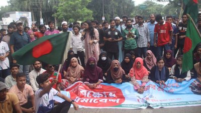 ইবি শিক্ষার্থীদের মহাসড়ক অবরোধ (ছবি: বাংলা ট্রিবিউন)