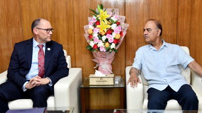 বাংলাদেশে নিযুক্ত যুক্তরাষ্ট্রের রাষ্ট্রদূত পিটার হাসের সঙ্গে সৌজন্য সাক্ষাৎকালে বেসামরিক বিমান পরিবহন ও পর্যটন মন্ত্রী মুহাম্মদ ফারুক খান