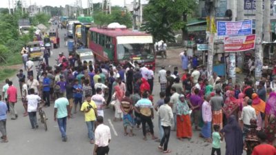 অবরোধে যশোর-খুলনা মহাসড়কে ঘণ্টাখানেক যান চলাচল ব্যাহত হয় (ছবি: বাংলা ট্রিবিউন)