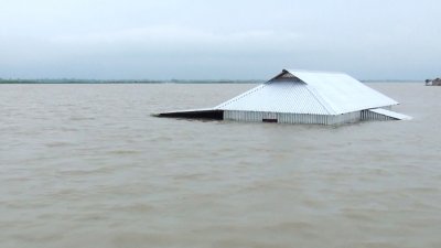 পানিবন্দি জেলার দুই লাখ মানুষ (ছবি: বাংলা ট্রিবিউন)