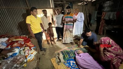 রবিবার দুপুরে হেলেনার বাড়িতে গিয়ে খাদ্য সহায়তার পাশাপাশি চিকিৎসায় সহযোগিতা দেওয়ার কথা জানান উপজেলা যুবলীগের নেতারা