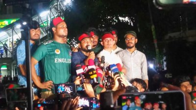 শাহবাগে কোটাবিরোধী আন্দোলনকারীদের সংবাদ সম্মেলন (ছবি: আবিদ হাসান)