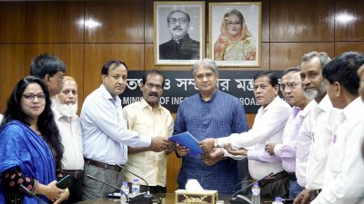 বাংলাদেশ সংবাদপত্র কর্মচারী ফেডারেশন এবং বাংলাদেশ ফেডারেল ইউনিয়ন অব নিউজপেপার প্রেস ওয়ার্কার্স এর নেতাদের সঙ্গে মতবিনিময় করেন তথ্য ও সম্প্রচার প্রতিমন্ত্রী মোহাম্মদ আলী আরাফাত