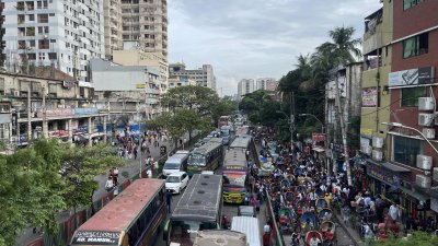 কোটাবিরোধী আন্দোলনকারীদের অবস্থানের কারণে সায়েন্স ল্যাবরেটরি মোড়ে সৃষ্টি হয়েছে দীর্ঘ যানজট (ছবি: আসাদ আবেদীন জয়)