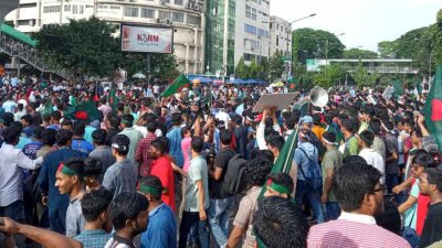৮ জুলাই শাহবাগ মোড় অবরোধ করেন কোটা আন্দোলনকারীরা (ছবি: বাংলা ট্রিবিউন)