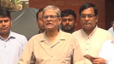 সাংবাদিকদের সঙ্গে কথা বলছেন মির্জা ফখরুল ইসলাম আলমগীর