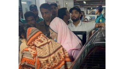 হাসপাতালের পথে খালেদা জিয়া (ছবি: মিডিয়া উইংয়ের সৌজন্যে)
