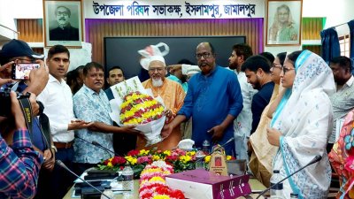 মন্ত্রীকে ফুল দিয়ে বরণ করে নেন আয়োজকরা (ছবি: বাংলা ট্রিবিউন)