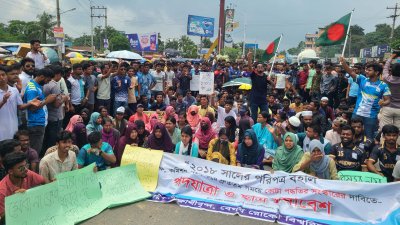 নগরীর প্রবেশদ্বার মডার্ন মোড় এলাকায় মহাসড়ক অবরোধ করেন শিক্ষার্থীরা