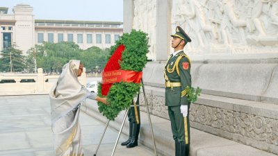 তিয়েনআনমেন স্কয়ারে চীনা বিপ্লবী বীরদের প্রতি শ্রদ্ধা জানান প্রধানমন্ত্রী শেখ হাসিনা (ছবি: ফোকাস বাংলা)