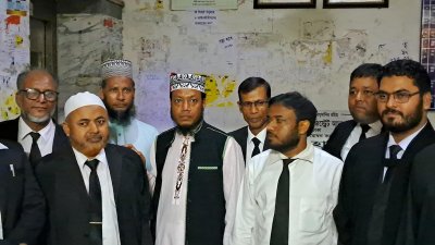 আদালত চত্বরে বক্তা আমির হামজা