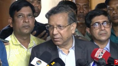 সচিবালয়ে সাংবাদিকদের সঙ্গে কথা বলছেন আইনমন্ত্রী আনিসুল হক