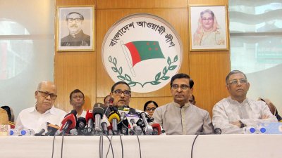 সাংবাদিকদের সঙ্গে কথা বলছেন ওবায়দুল কাদের