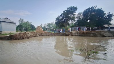 তিন দিনে শতাধিক বাড়িঘর, কবরস্থান, মসজিদ, ও বাজার নদীগর্ভে বিলীন হয়েছে
