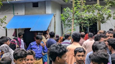 নিহতের বাড়িতে স্থানীয়দের ভিড় (ছবি: বাংলা ট্রিবিউন)