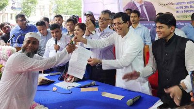 দোকানের চূড়ান্ত বরাদ্দপত্র ও চাবি হস্তান্তর করছেন মেয়র