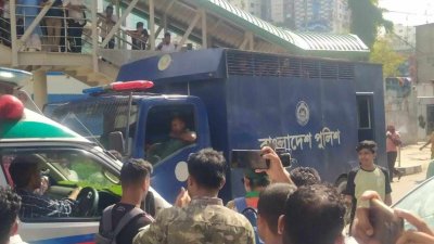 আসামি বহন করা প্রিজন ভ্যানকে কাওরানবাজারে আটকে দেন আন্দোলনকারীরা (ছবি: কবির হোসেন)