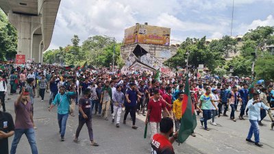 মিছিল নিয়ে শাহবাগ মোড়ে কোটাবিরোধী আন্দোলনকারীরা