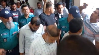 রায়ের পর কারাগারে নিয়ে যাওয়া হয় আসামিদের (ছবি: বাংলা ট্রিবিউন)