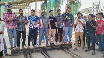 কাওরান বাজারে রেললাইনে আন্দোলনকারীদের ব্লকেড
