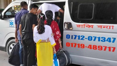 অ্যাম্বুলেন্সে গন্তব্যে যাচ্ছে মানুষ। ছবি: প্রতিবেদক