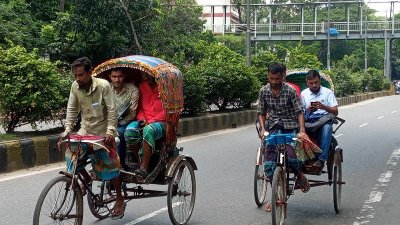 স্বল্প দূরত্বে যেতেও দ্বিগুণের বেশি ভাড়া গুনতে হচ্ছে। ছবি: প্রতিবেদক