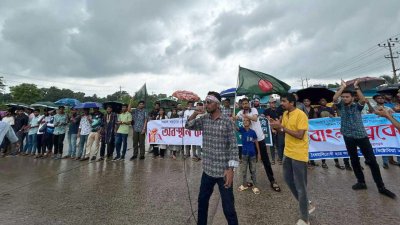 শিক্ষার্থীদের ঢাকা-চট্টগ্রাম মহাসড়ক অবরোধ (ছবি: বাংলা ট্রিবিউন)
