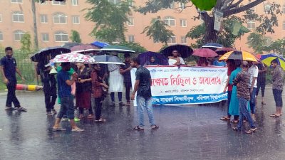 বৃষ্টি উপেক্ষা করে চলে অবরোধ কর্মসূচি (ছবি: বাংলা ট্রিবিউন)