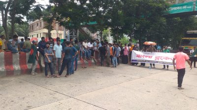 কুমিল্লার কোটবাড়ি বিশ্বরোড দখলে নেয় আন্দোলনকারীরা (ছবি: বাংলা ট্রিবিউন)