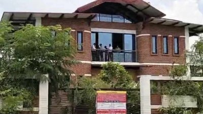 বাংলোর মূল ভবনে অবস্থান করছে দুদক ও জেলা প্রশাসন টিম (ছবি: বাংলা ট্রিবিউন)