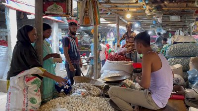 হিলির বাজারের একটি দোকানে রসুন