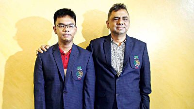 বাবা জিয়ার সঙ্গে তাহসিন।