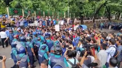 শিক্ষার্থীরা মিছিল নিয়ে ষোলশহর ২ নম্বর গেট এলাকায় পৌঁছালে পুলিশ লাঠিপেটা করে
