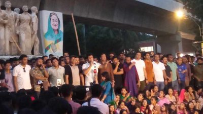 মিছিল করার পর ঢাকা বিশ্ববিদ্যালয়ের রাজু ভাস্কর্যের সামনে সমাবেশ করে ছাত্রলীগ
