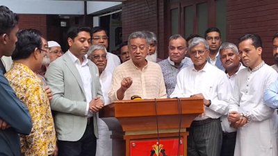 সাংবাদিকদের সঙ্গে কথা বলেন আমির খসরু মাহমুদ চৌধুরী