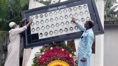 সন্তানের ছবি দেখাচ্ছেন নিহত দুই শিক্ষার্থীর বাবা
