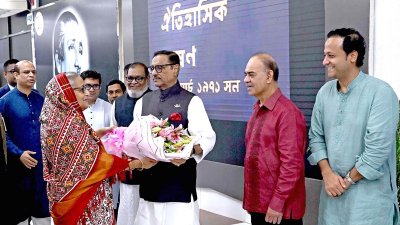 বিমানবন্দরে প্রধানমন্ত্রী শেখ হাসিনা (ছবি: ফোকাস বাংলা)