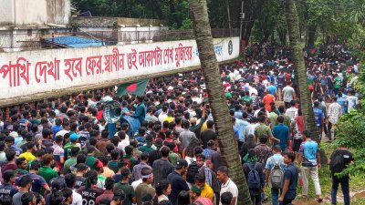 বৃষ্টিতে ভিজে ডাকসু ভবনের পাশে জড়ো হয়েছেন আন্দোলনকারীরা