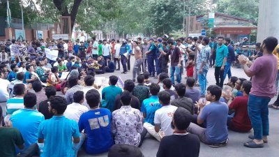 শেরেবাংলা কৃষি বিশ্ববিদ্যালয়ের শিক্ষার্থীরা আগারগাঁওয়ে সড়ক অবরোধ করেছেন